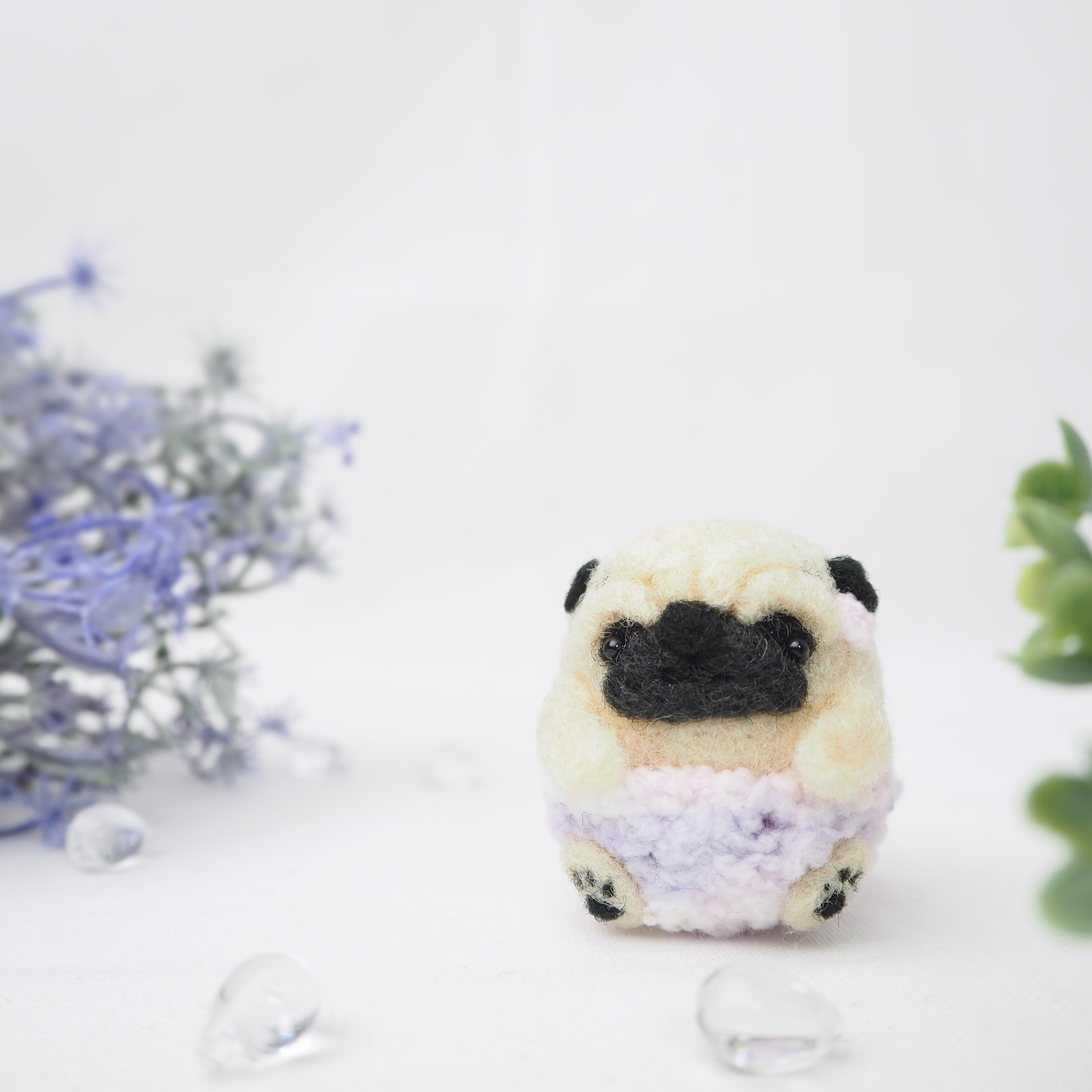 【受注製作】紫陽花パンツのまゆパグの赤ちゃん(フォーンパグ・黒パグ)　羊毛フェルト1枚目の画像